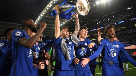 Pulisic levantó el trofeo al frente a los 6.000 hinchas del Chelsea FC.