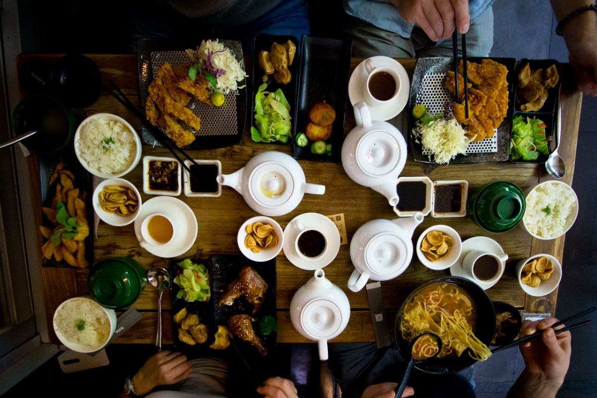 En los restaurantes puedes encontrar una gran cantidad de comida frita la cual no favorece la salud de tu corazón.