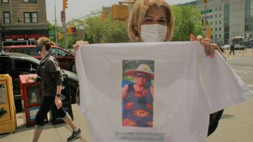 La dominicana Dilcia Peña estampó camisetas para celebrar la salud y existencia de su madre.