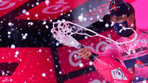 Egan Bernal gana su primera etapa en una gran vuelta