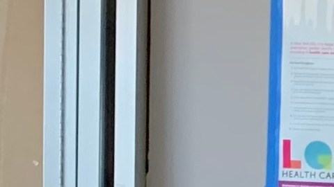 El secretario de Salud, Xavier Becerra estuvo este martes en el centro de vacunación Queens Center Mall