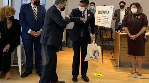 El secretario de Salud, Xavier Becerra estuvo este martes en el centro de vacunación Queens Center Mall