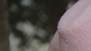 Una familia hispana desamparada sentada afuera de un refugio en Queens. La nueva ley busca que más personas dejen los albergues de la Ciudad.