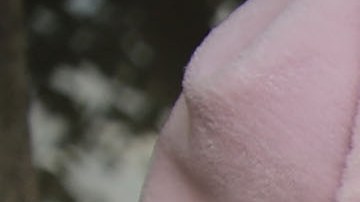 Una familia hispana desamparada sentada afuera de un refugio en Queens. La nueva ley busca que más personas dejen los albergues de la Ciudad.