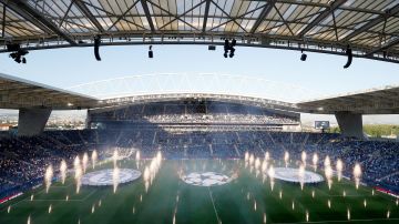 16.500 aficionados pudieron ingresar al estadio de los dragones en Oporto.