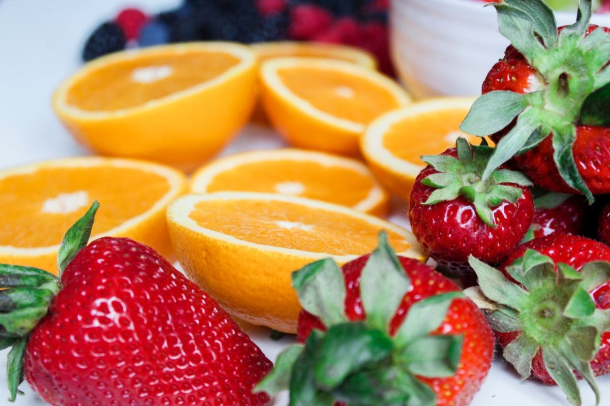 Las fresas y las naranjas son ricas en vitamina C.