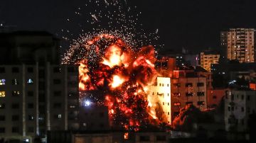 La respuesta de Israel derribó un edificio del lado Palestino.