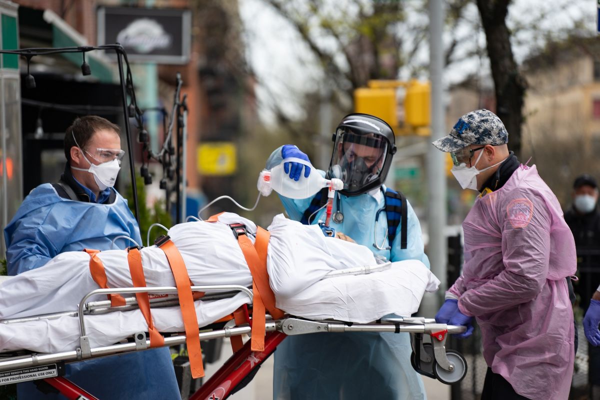 Las hospitalizaciones y fatalidades se han reducido drásticamente en NYC al ritmo de la vacunación. (Foto: Getty Images)