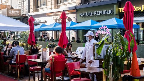 Las personas que acudan a restaurantes, por ejemplo, podrán dejar de usar mascarilla adentro y afuera.