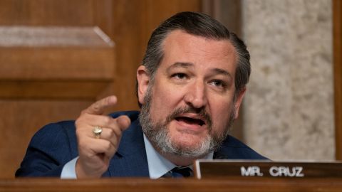Video muestra a Ted Cruz tragándose una mosca durante transmisión en Fox News