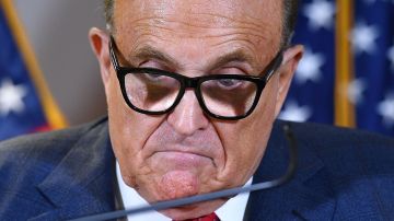 Tribunal suspende licencia de abogado a Rudy Giuliani por mentir al defender a Trump