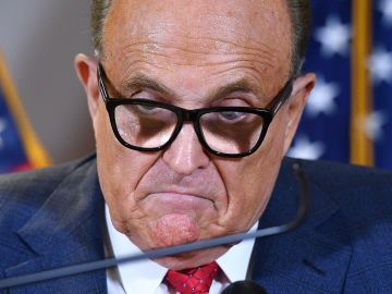 Tribunal suspende licencia de abogado a Rudy Giuliani por mentir al defender a Trump