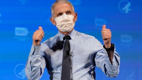 El Dr. Anthony Fauci recuerda que solamente personas vacunadas por completo pueden dejar de usar mascarilla.