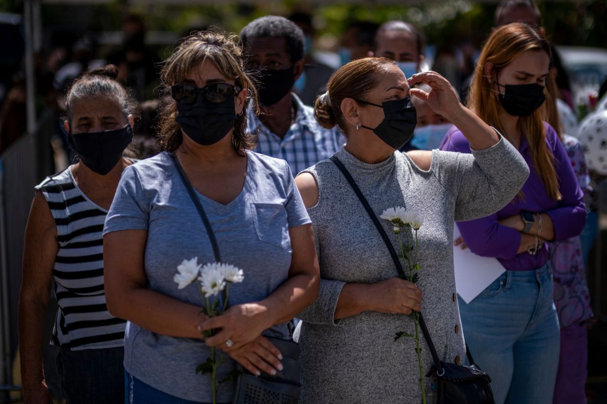 Asistentes al funeral de Keishla Rodríguez en Puerto Rico.