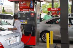 El Gobierno admitió crisis en el suministro de gasolina pero pidió evitar compras de pánico