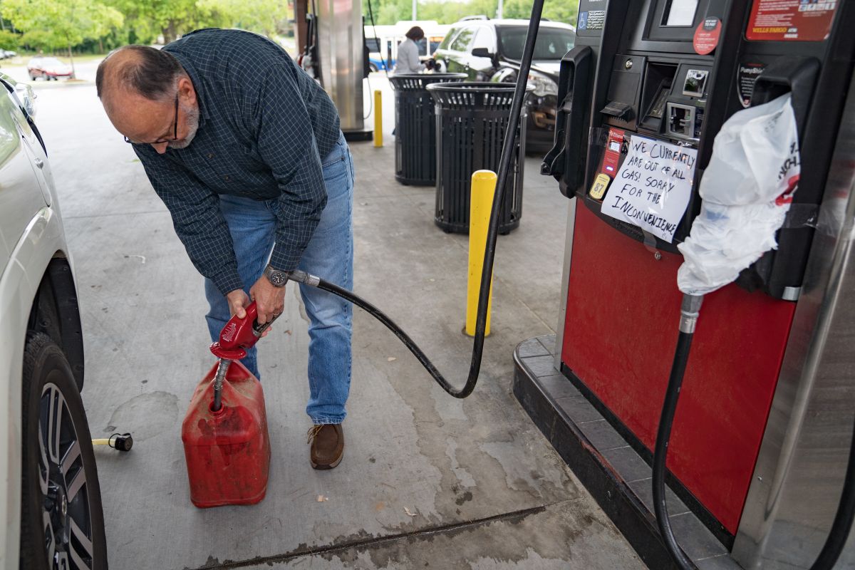 Se espera que el precio de la gasolina continuará subiendo ante el cierre del mayor oleoducto de combustible del país.