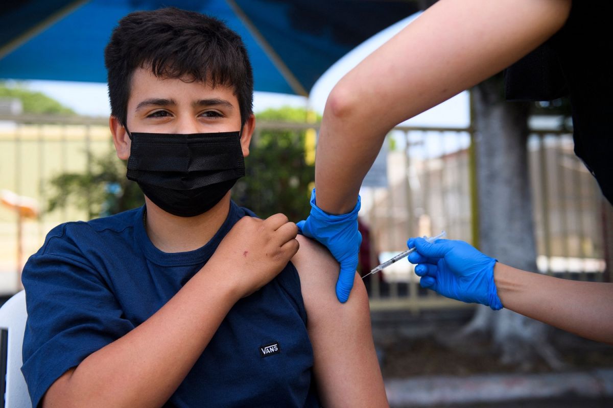 Los casos se presentan predominantemente en adolescentes y adultos jóvenes, después de la segunda dosis de la vacuna | Crédito: AFP/Getty Images