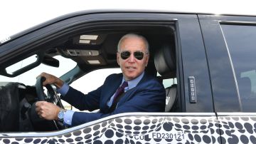 El presidente Biden disfrutó la prueba de manejo de una camioneta Ford F-150 Lightning.