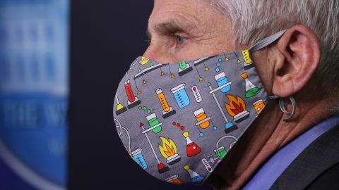 El Dr. Fauci indicó que el uso de mascarillas podría ser por temporadas.