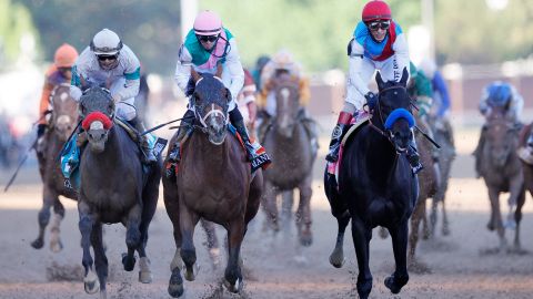 Medina Spirit (der.), montado por John Velázquez, cruza la meta en el 147 Kentucky Derby.