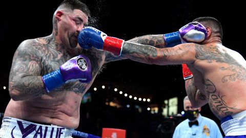 Andy Ruiz (izq.) es conectado durante la pelea contra Chris Arreola en Carson, California.