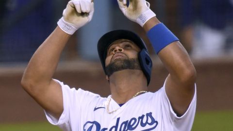 Albert Pujols saluda al cielo tras su primer jonrón con los Dodgers.