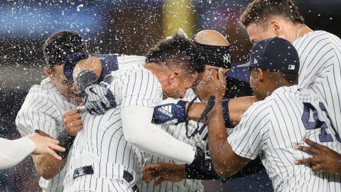 Los jugadores de los Yankees celebran con euforia el triunfo sobre los White Sox.