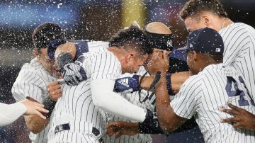 Los jugadores de los Yankees celebran con euforia el triunfo sobre los White Sox.