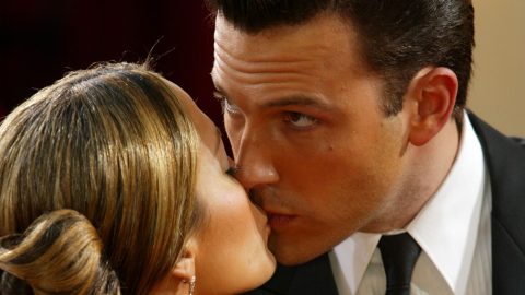 Por fin, el beso de Jennifer Lopez y Ben Affleck en Malibú, California.