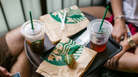 Una tiktoker afirma que al morder una cake pop de Starbucks encontró moho en su interior-GettyImages-803961742.jpeg