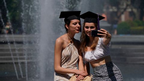 La posibilidad de ir a la universidad becado, es la idea más reciente del Estado para incentivar la vacunación entre los más jóvenes en Nueva York.