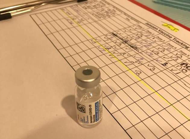 Producir o usar tarjetas falsas de vacunación COVID pasó a ser un delito estatal en Nueva York además de federal: decreto de gobernadora Hochul