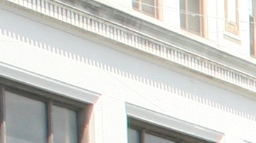 Entrada a estación del Metro de NYC en Queens, 2021.