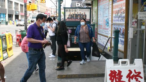 Entrada a estación del Metro de NYC en Queens, 2021.