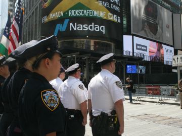 Más presencia policial en las calles se ve mermada por golpe al presupuesto de NYPD.