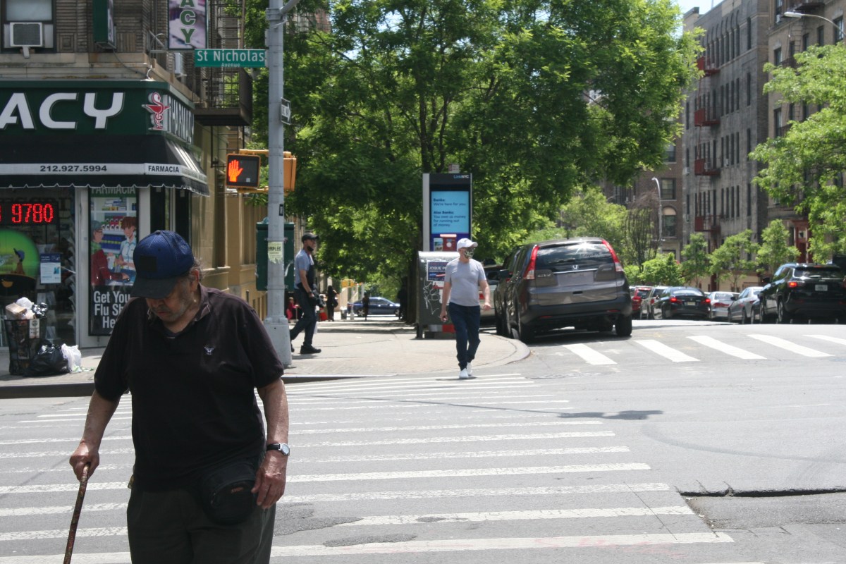 Joven abusó de una anciana que estaba limpiando afuera de su apartamento en Nueva York: acusación