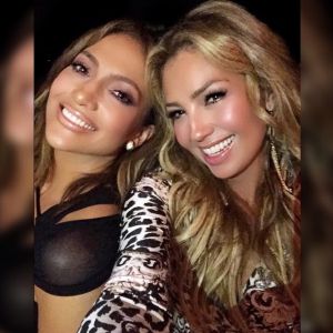 Thalia revelo que en su boda con Tommy Mottola, el actor Danny DeVito estuvo prendado a la cintura de Jennifer Lopez y bailando toda la noche.