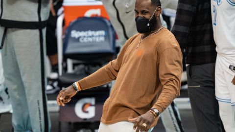 LeBron James baila salsa para un comercial