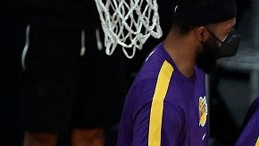 La preocupación por el físico de James es evidente.