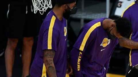 La preocupación por el físico de James es evidente.