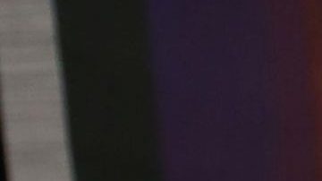 Lili Estefan se encarama en una mesa, muestra las piernas y le llueve los halagos como: "Está como el vino".