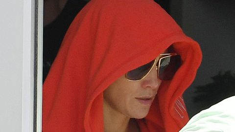 Nadie entiende porque hoy Jennifer López se esconde.