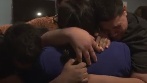 La primera familia en ser reunida fue una madre de Honduras con sus dos hijos adolescentes.