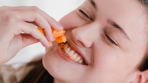 Mujer comiendo