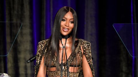 La top model Naomi Campbell anunció en su cuenta de Instagram que se convirtió en madre de una hermosa niña a sus 50 años.