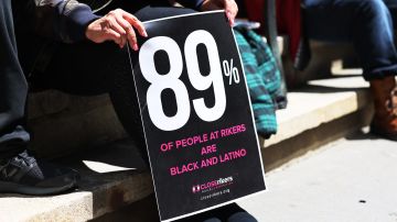 Activistas denuncia que debido al racismo sistémico en la Policía y el enjuiciamiento, más del 80% de las personas con antecedentes penales son negros o latinos.