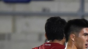 Los jugadores de River en pleno parón por los gases lacrimógenos.