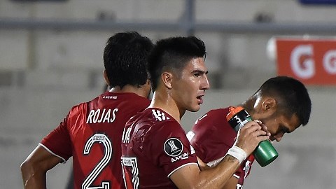 Los jugadores de River en pleno parón por los gases lacrimógenos.