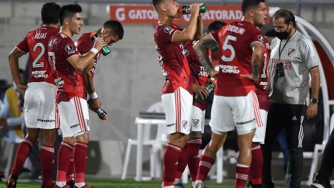 Los jugadores de River en pleno parón por los gases lacrimógenos.