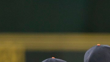 Los felinos celebran con Turnbull el quinto no hitter de la temporada.